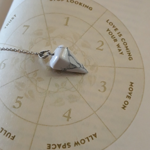 White Howlite Pendulum in mesh butterfly bag - Picture 5 of 8